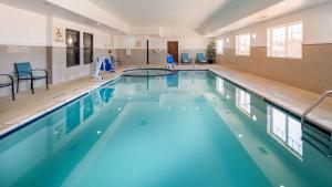 una grande piscina con acqua blu di Best Western Plus Denver City Hotel & Suites a Denver City