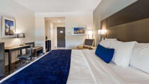 Postel nebo postele na pokoji v ubytování Best Western Plus Roland Inn & Suites