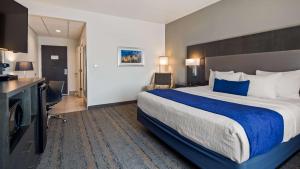 Postel nebo postele na pokoji v ubytování Best Western Plus Roland Inn & Suites