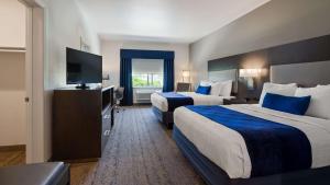 Postel nebo postele na pokoji v ubytování Best Western Plus Roland Inn & Suites