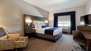 Postel nebo postele na pokoji v ubytování Best Western Plus Roland Inn & Suites