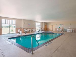 una gran piscina con sillas y mesas en La Quinta by Wyndham Ft. Worth - Forest Hill, TX, en Forest Hill
