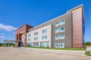 a large office building with a parking lot at La Quinta by Wyndham Dallas Duncanville in Duncanville