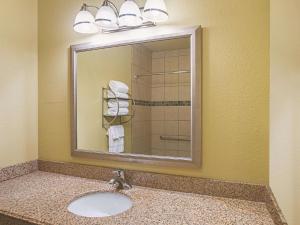 Salle de bains dans l'établissement La Quinta by Wyndham Ft. Worth - Forest Hill, TX