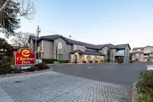 サンノゼにあるクラリオン イン シリコンバレーの駐車場内のカールトン宿の看板