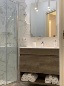 une salle de bain avec un lavabo et une douche dans l'établissement Il Tesoro di SanGennaro, à Naples