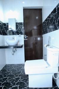 a bathroom with a sink and a toilet and a shower at Lar Amorosa Studios in Sangolda +17 photos
