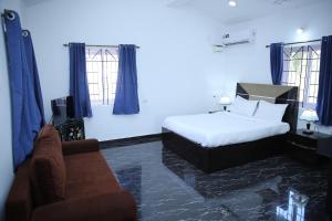 a hotel room with a bed and a couch at Lar Amorosa Studios in Sangolda
