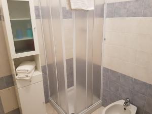 łazienka z prysznicem i toaletą w obiekcie Il Giardino Degli Iris w mieście Alghero