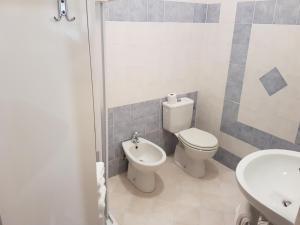 łazienka z toaletą i umywalką w obiekcie Il Giardino Degli Iris w mieście Alghero
