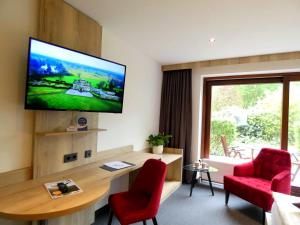 TV a/nebo společenská místnost v ubytování Akzent Hotel Cordes & Restaurant am Rosengarten