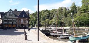 a group of boats docked in a marina with a building at Appartement 1 er Etage , St Goustan Port Auray in Auray