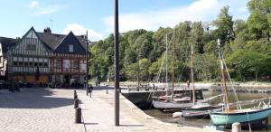 eine Gruppe von Booten, die in einem Yachthafen mit einem Gebäude angedockt sind in der Unterkunft Appartement 1 er Etage , St Goustan Port Auray in Auray