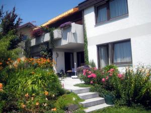 um edifício com um ramo de flores à frente dele em BodenSEE Apartment Langenargen Fliederweg em Langenargen