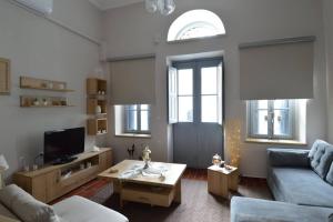 TV a/nebo společenská místnost v ubytování Kalymnos Suite home