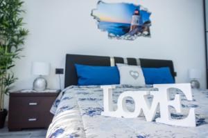 a bedroom with a bed with a blue and white bedspread at Appartamento Oasi Felice in Como