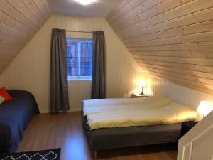 Кровать или кровати в номере Balestrand Fjordapartments