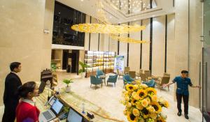 un groupe de personnes debout dans un hall dans l'établissement DTX Hotel Nha Trang, à Nha Trang 37 autres photos