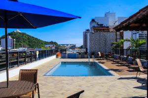 Piscina a Champagnat Praia Hotel o a prop