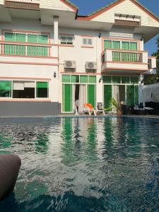 een huis met een zwembad voor een huis bij 4 Bedroom Beachfront Pool House in Na Jomtien