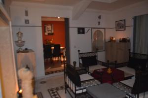 - un salon avec un chat debout dans une pièce dans l'établissement Ryad Ayad, à Marrakech