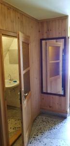 uma casa de banho com um lavatório e uma porta com um lavatório em Pokoje gościnne u Stocha em Poronin