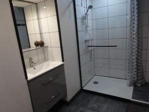 Ένα μπάνιο στο appartement Landry