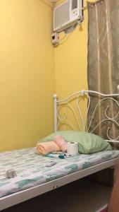 Una cama en una habitación de hospital con éter en Jireh’s Guests Home, en Butuán