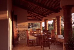 una casa con patio con mesa y sillas en A Giummara, en Marsala