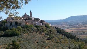 un castillo en la cima de una colina en Villa L'Oliveto, en Trevi