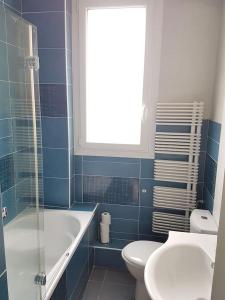 Ένα μπάνιο στο Malakoff Grand apartment