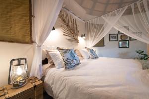 Кровать или кровати в номере Nyala Safari Lodge