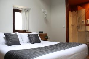Postel nebo postele na pokoji v ubytování Priorat Boutique