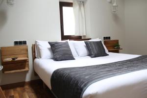 Postel nebo postele na pokoji v ubytování Priorat Boutique