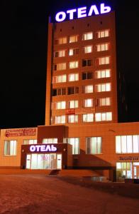 un edificio de hotel con un cartel encima en Otel Pervouralsk, en Pervouralsk