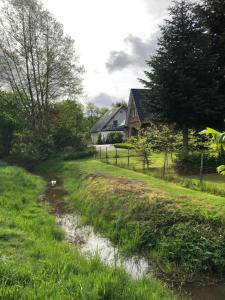 a house and a dirt road in front of a house at Attraktives Landhaus Nähe Bremen in Stuhr