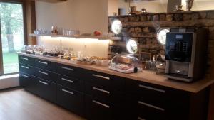 uma cozinha com um balcão com um micro-ondas e um balcão em Hotel Garni em Westerheim