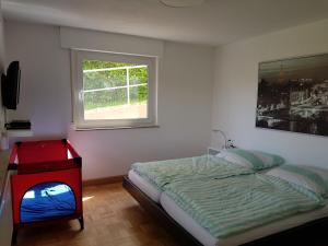 a bedroom with a bed and a window at Ferien in Neuffen - Ferienwohnung Plaue in Neuffen