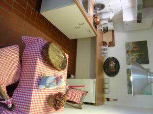 eine Küche mit zwei rosa Kissen und eine Wand mit einem Spiegel in der Unterkunft Duschenhof in Fuhrberg