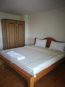 מיטה או מיטות בחדר ב-Sab Suwarn Mansion