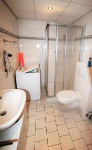 La salle de bains est pourvue d'une douche, de toilettes et d'un lavabo. dans l'établissement Villa Seeblick 208: Lichtdurchflutet mit Ostseeblick!, à Sassnitz