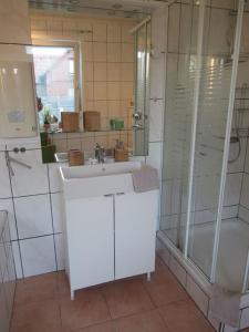 a bathroom with a sink and a shower at Tolle Lage Hannover Braunschweig Wolfsburg in Leiferde