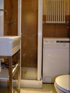 La salle de bains est pourvue d'une douche, d'un lavabo et de toilettes. dans l'établissement Riva Celeste, à Riva del Garda