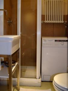 A bathroom at Riva Celeste