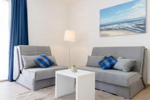 uma sala de estar com dois sofás e uma mesa em Apartments Villa Tudor em Hvar