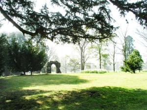 ein Park mit einem Bogen in der Mitte eines Feldes in der Unterkunft Country Retreat at Judd's Folly in Faversham