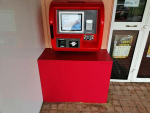 una máquina roja sentada sobre una caja roja en Fasthotel, en Jaux