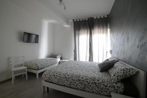 sypialnia z łóżkiem, krzesłem i oknem w obiekcie SaMi B&B w mieście Scalea