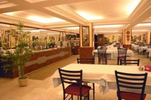 una sala da pranzo con tavoli e sedie in un ristorante di Hotel Monopol a Istanbul