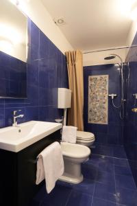 A bathroom at Suite Piazzetta Villani